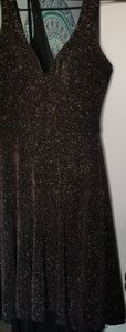 I'm selling this black and gold homecoming dress